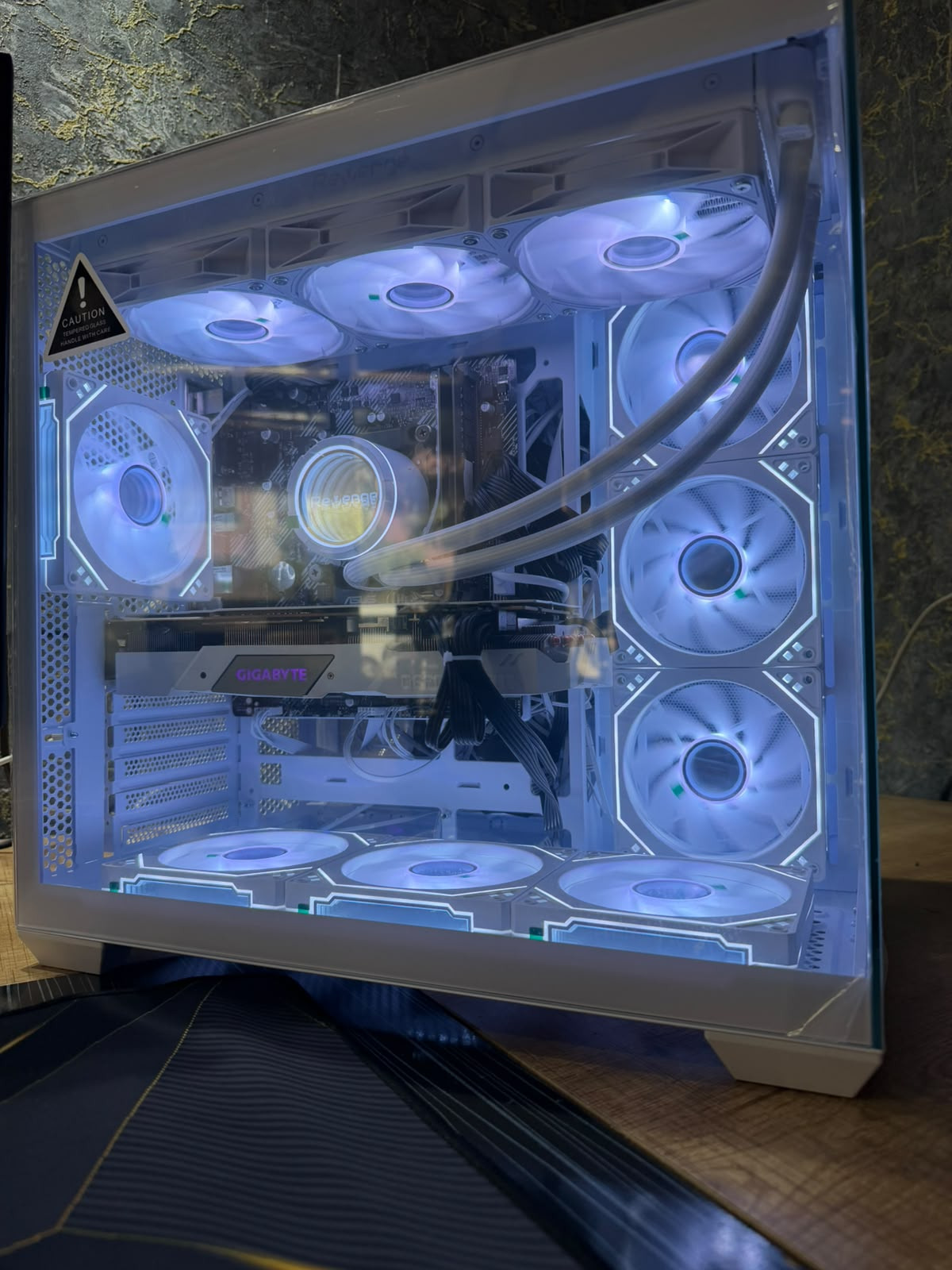 RTX 2080 Super Oyun Bilgisayarı – Ryzen 7 5700, 27" 180Hz Curved Monitör Dahil